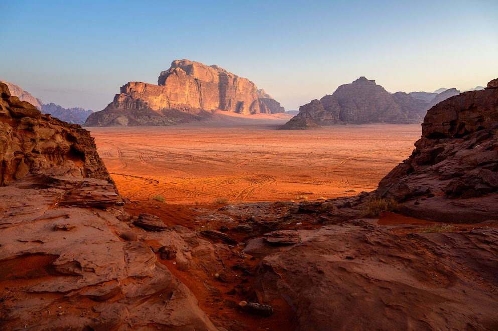 Die Wüste Wadi Rum ist von einzigartigen Sandsteinformationen geprägt