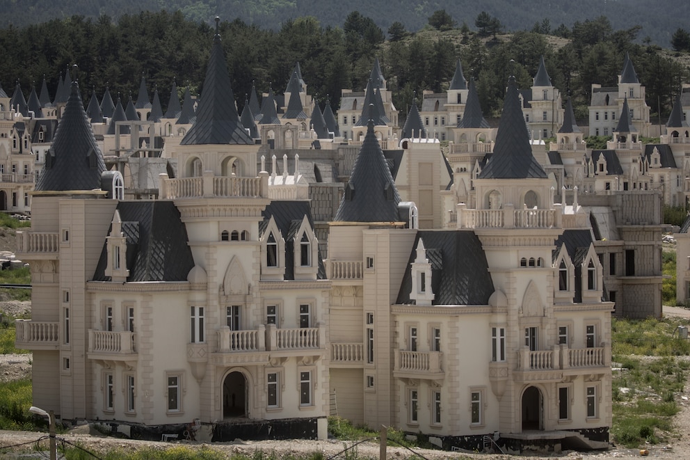 Zauberhaft sehen die Mini-Schlösser aus, deren Bauart stark an das berühmte Disney-Schloss erinnert 