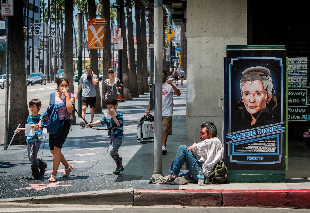 Abseits von schillernden Stern-Vergaben an Prominente sieht es am Walk of Fame eher traurig aus: Dann findet man statt Stars oft Obdachlose und Drogenabhängige auf dem Hollywood-Boulevard