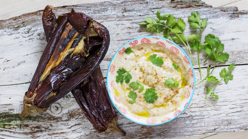 Hauptzutat für Mutabbal ist Aubergine – die soll von außen richtig verbrannt sein