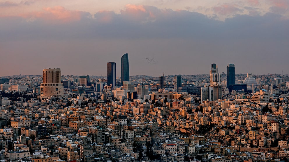 Blick über Amman, die Hauptstadt Jordaniens. Hier leben mehr als 4 Millionen Menschen, somit mehr als ein Drittel der Bevölkerung Jordaniens.