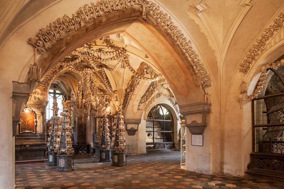 Knochen gestalten die Wände im Sedletz-Ossarium in Kutná Hora