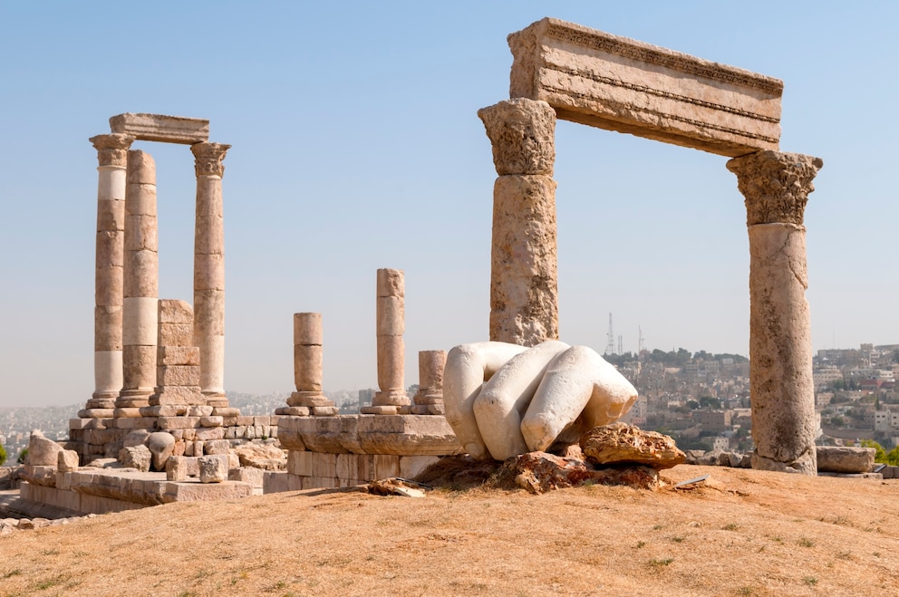 Der Herkulestempel und die Hand der ehemals beeindruckenden Statue in der Zitadelle von Amman