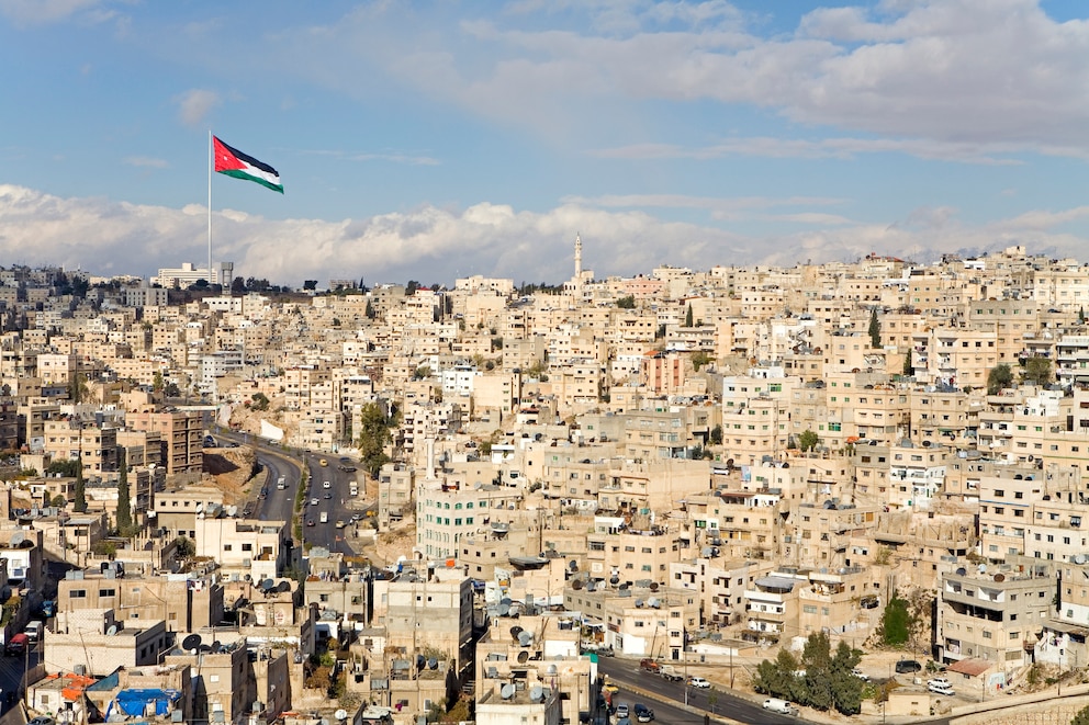 Blick auf Amman und den Raghadan-Flaggenmast, der mit einer Höhe von 126,8 Metern der siebthöchste freistehende Flaggenmast der Welt ist