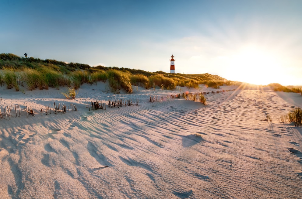 Die Leuchtturmliste Ost auf Sylt. Es wurde 1857 erbaut und befindet sich auf der Halbinsel Ellenbogen in der Nähe der Stadt List. Vom Leuchtturm aus kann man die dänische Küste sehen.