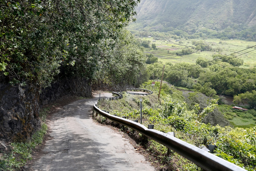 Neben starker Steigung, wie auch auf diesem Foto zu sehen, sind viele kleine Straßen auf Hawaii oft in einem eher schlechten Zustand