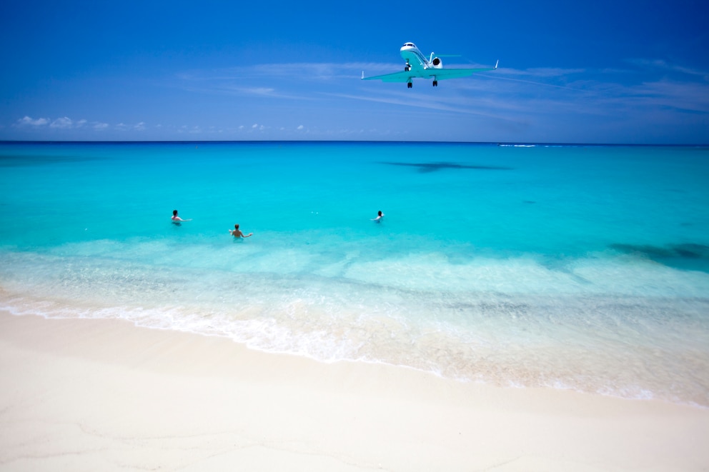 Flugzeug bei der Landung über einem Strand auf einer Insel im Karibik