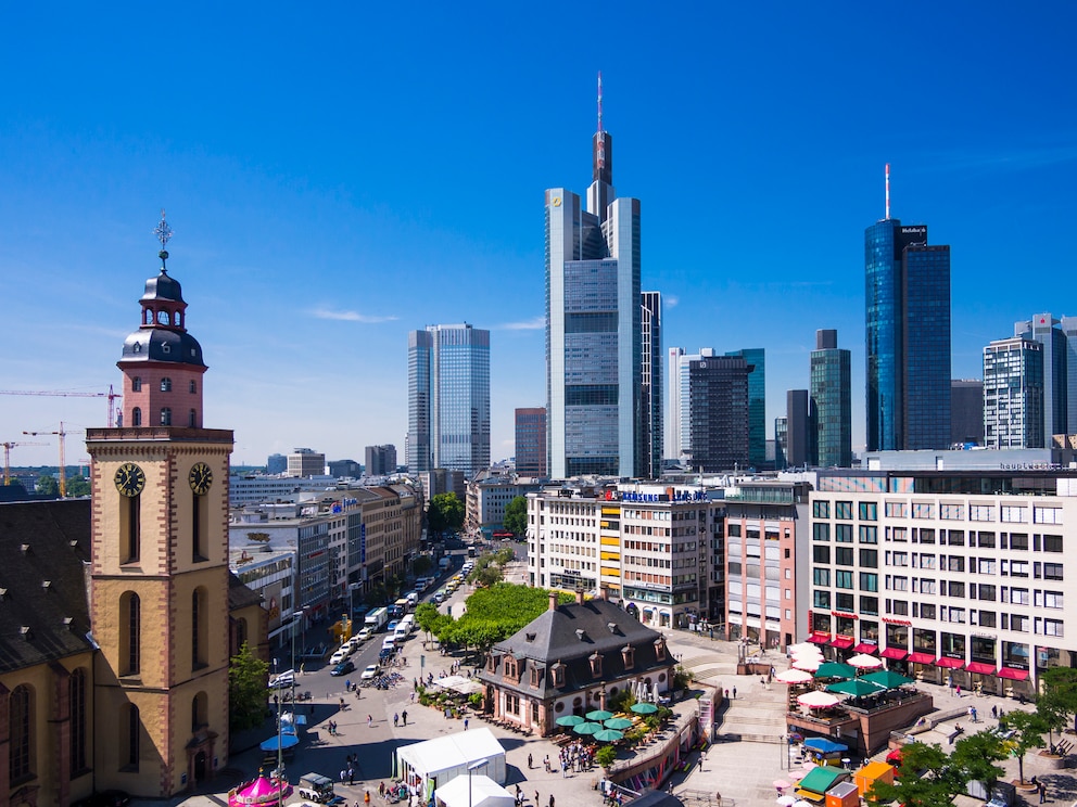 Auf diesem Foto zentral sichtbar ist das höchste Gebäude Deutschlands, der Commerzbank Tower, weiter rechts das Gebäude der Europäische Zentralbank EZB