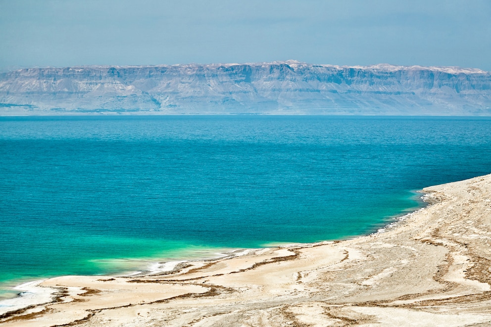 Die Landschaft in Jordanien ist sehr vielseitig, hier auf dem Foto das Tote Meer