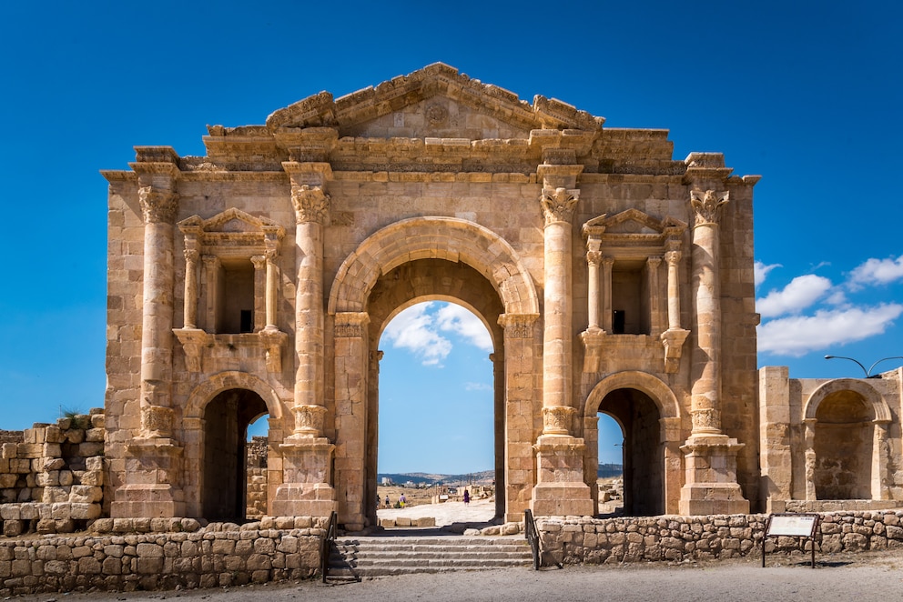 Das Hadrianstor ist das Eingangstor zu den Ruinen von Jerash