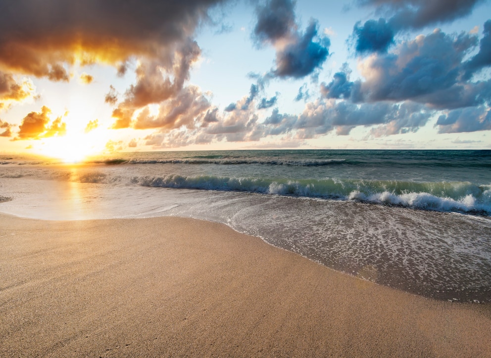 Solche traumhaften Sonnenaufgänge kann man morgens auf Hawaii erleben