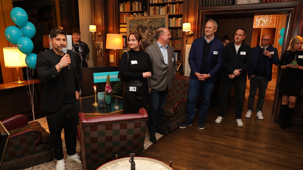 Chefredakteur Nuno Alves (l.) begrüßte die Gäste zum TRAVELBOOK x Media Impact Sundowner