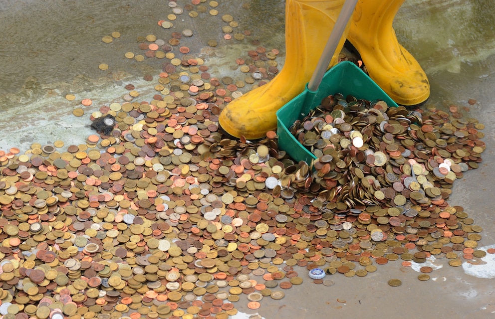 Das Geld im Trevi-Brunnen in Rom wird aufgesammelt