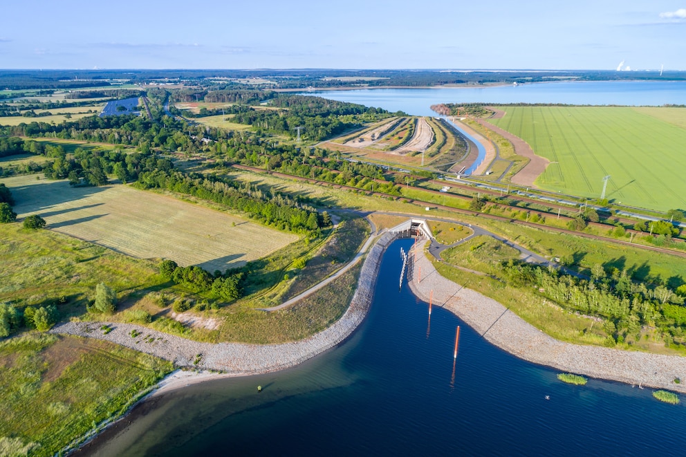 Blick auf den Ilse-Kanal im Lausitzer Seenland. Der Kanal verbindet den Sedlitzer See mit dem Grossraeschener See.