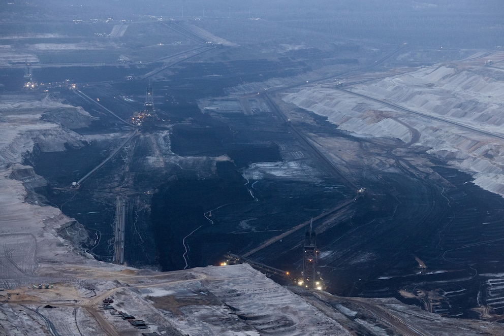 Der Tagebau Hambach ist der größte von RWE betriebene Tagebau im Rheinischen Braunkohlerevier und die größte Braunkohlegrube Europas