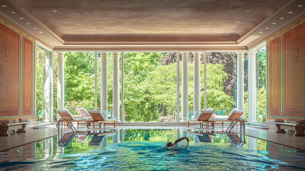 Der Blick vom Pool im Brenner's Park-Hotel & Spa