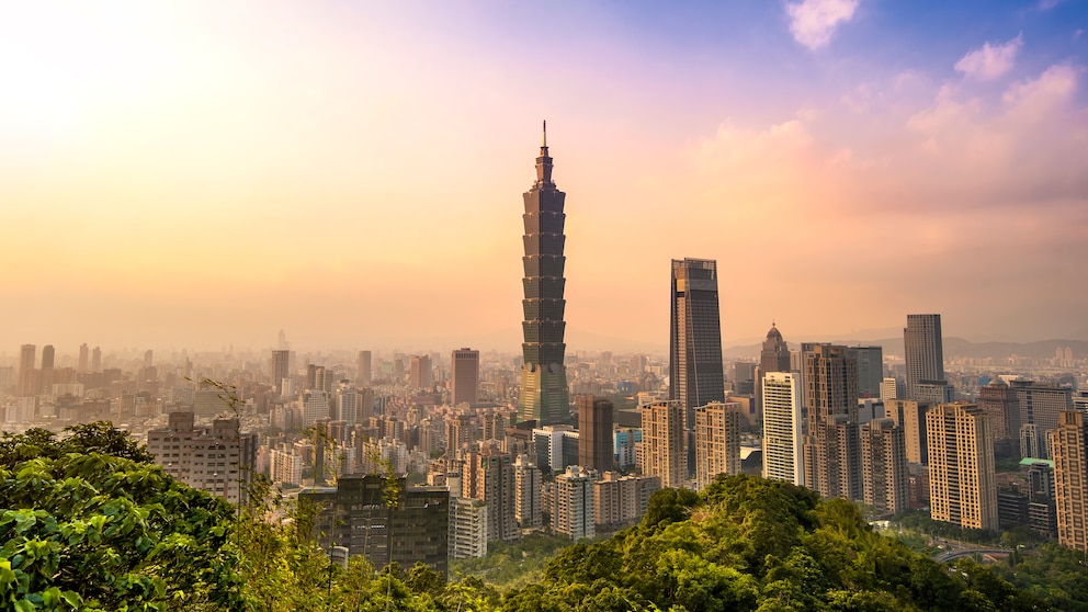 Ein Hochhaus in Taipei bei Sonnenuntergang