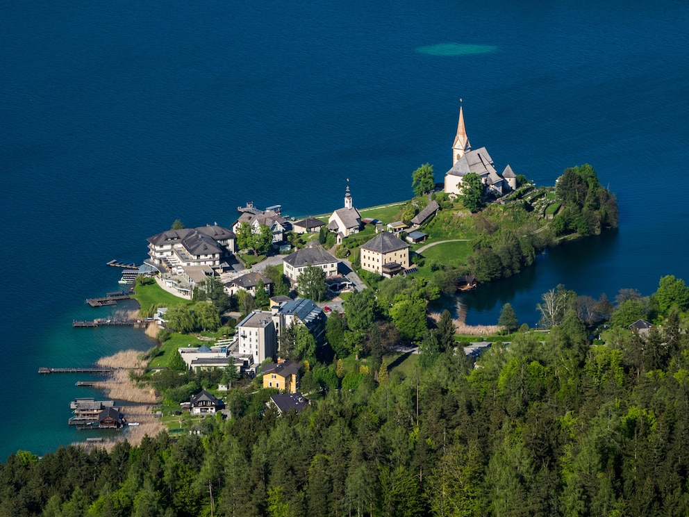 Luftaufnahme auf eine Gemeinde direkt am See in Österreich