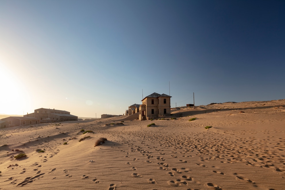Verlassene Häuser mitten in der Wüste