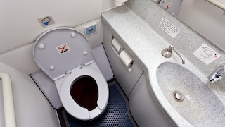 Die Toilette im Flugzeug