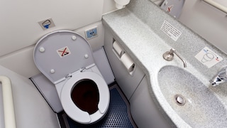 Die Toilette im Flugzeug