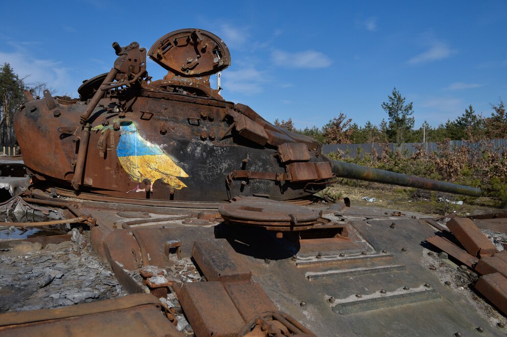 Ein Werk des italienischen Künstlers TVBoy auf einem zerstörten russischen Panzer im ukrainischen Dorf Dmytrovka