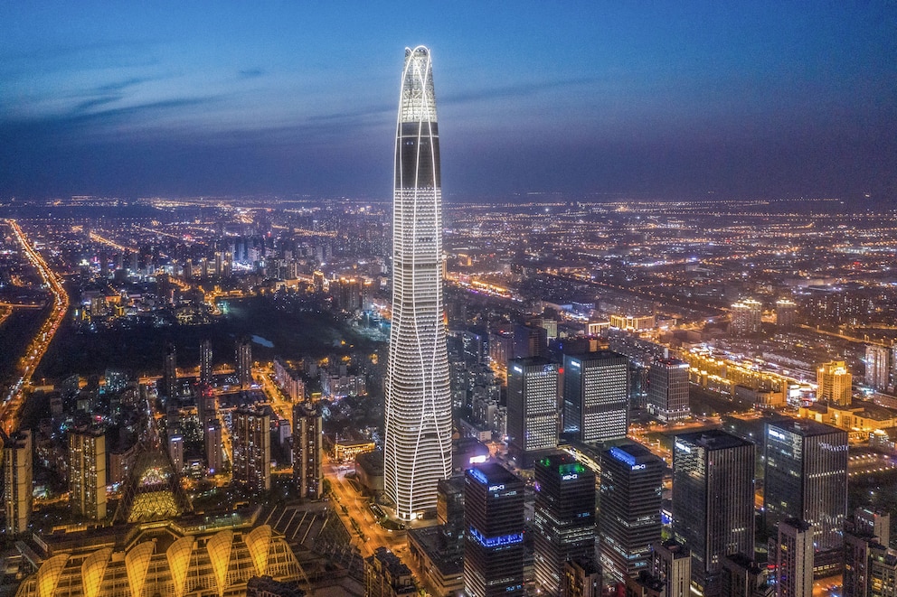 Hochhaus bei Nacht in Tianjin