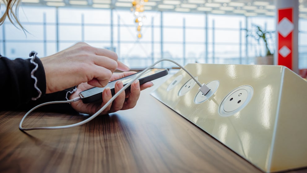 Am Flughafen sein Handy im USB-Port laden? Das ist keine gute Idee.