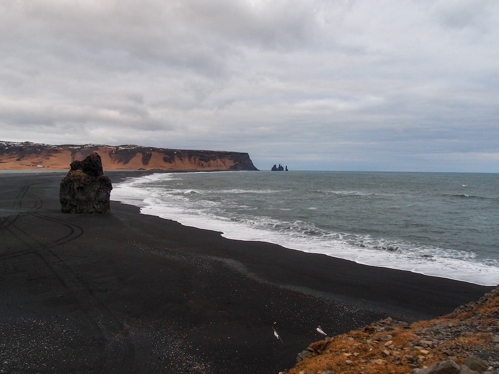 Schwarzer Sandstrand in Island