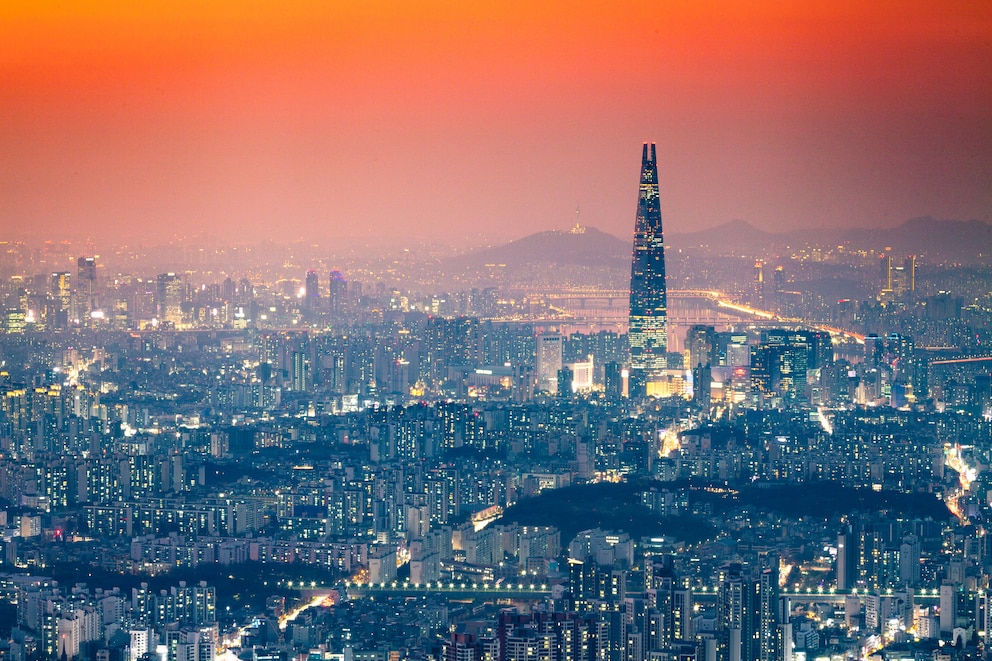 Blick auf den Lotte World Tower in Seoul bei Sonnenuntergang