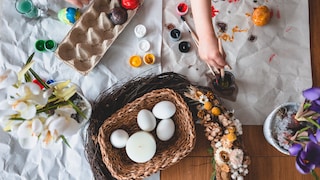 Kinder bemalen Ostereier