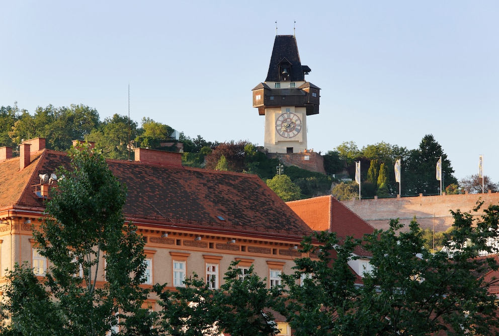 Blick auf den Uhrturm in der Stadt Graz