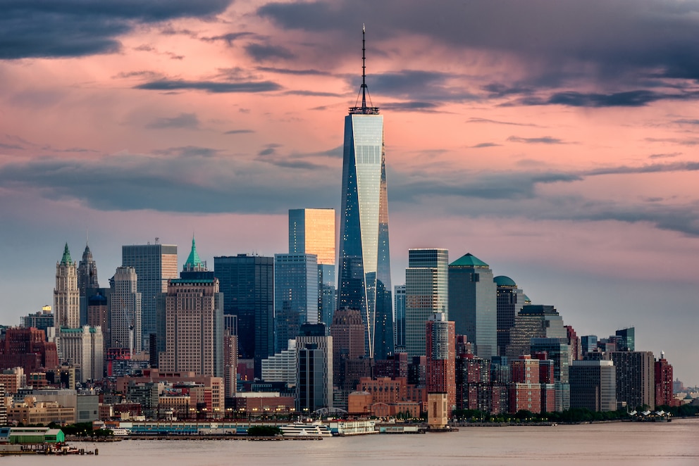 Das One World Trade Center wurde auf dem Ground Zero erbaut, an dem am 11. September 2001 das World Trade Center von Terroristen zerstört wurde