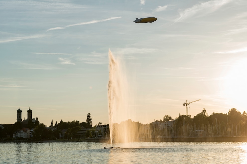 Der Zeppelin über dem Bodensee bei Konstanz