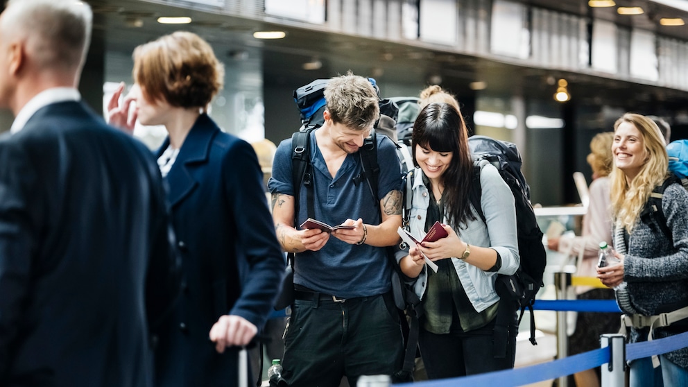 Lange Schlangen an den Flughäfen in den Osterfreien? TRAVELBOOK gibt Tipps, was Passagiere tun können, um Wartezeiten zu vermeiden.
