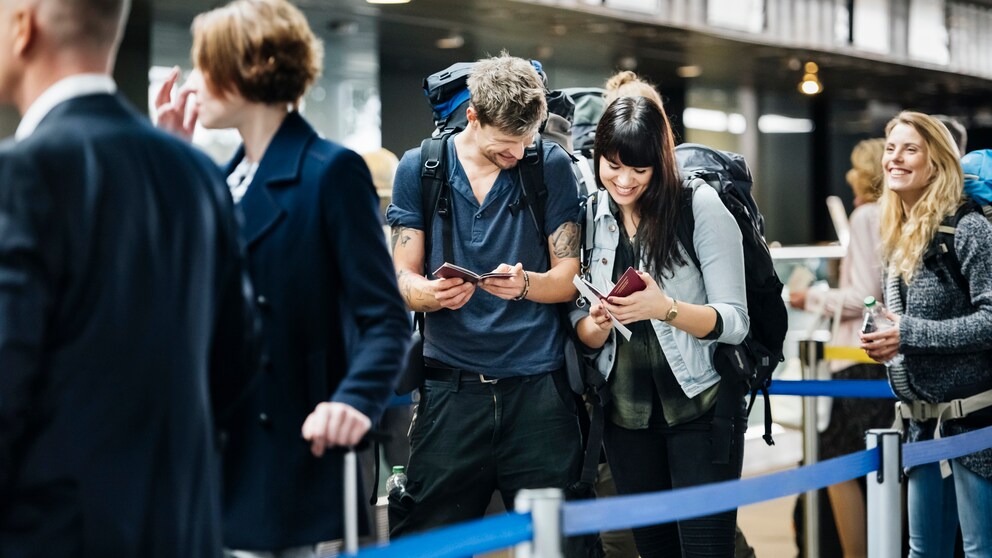 Lange Schlangen an den Flughäfen in den Osterfreien? TRAVELBOOK gibt Tipps, was Passagiere tun können, um Wartezeiten zu vermeiden.