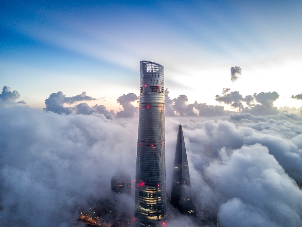 Shanghai Tower umgeben von Wolken