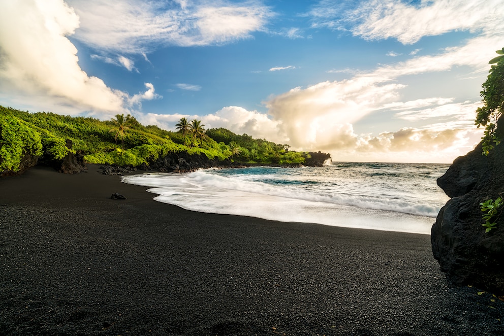 Schwarzer Sandstrand in Hawaii