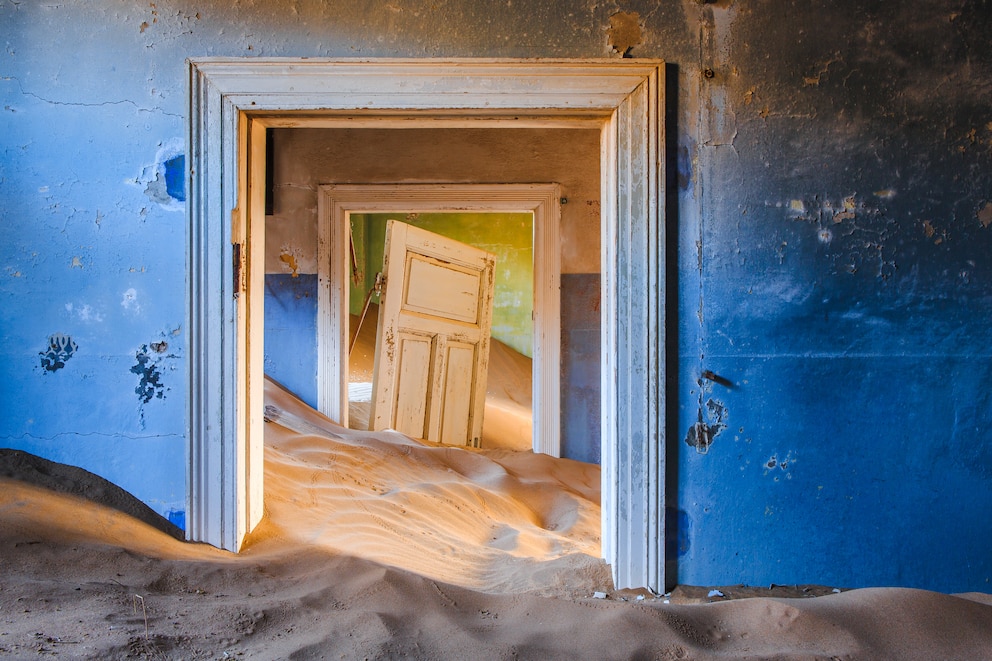 Ein Haus gefüllt mit Sand in Kolmannskuppe