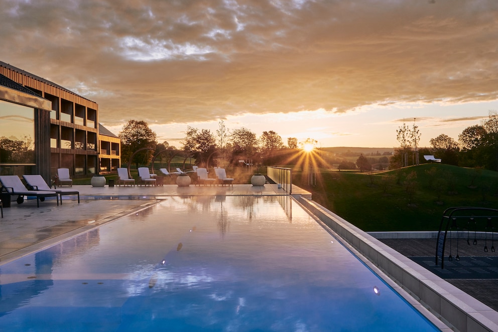 Traumhaft: der Sonnenuntergang am Pool vom Öschberghof