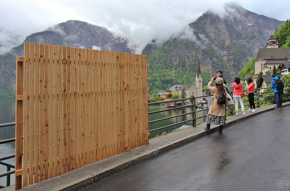 Holzzaun im Ort Hallstatt in Österreich