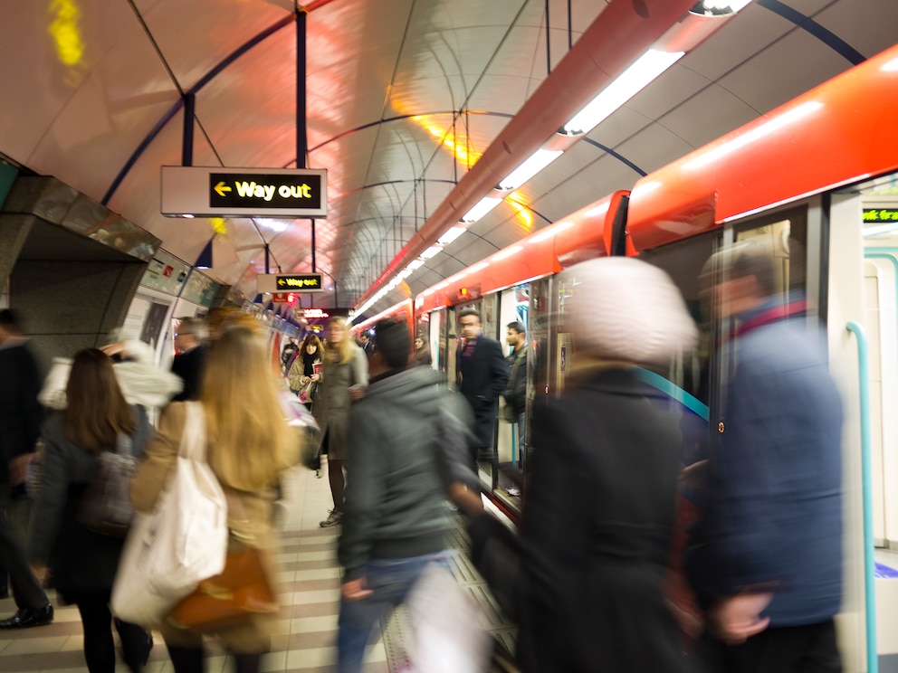 Menschen steigen am Bahnsteig aus der Londoner U-bahn