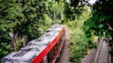 Ab in den Urlaub: Mit etwas Planung und viel Zeit kommen Reisende auch mit Regionalbahnen quer durchs Land an ihr Ziel