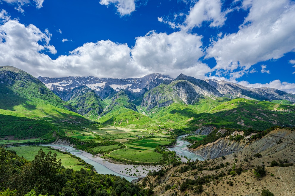 Unberührte Natur in Albanien. Im Bild: Das Vjosa-Tal vor den schneebedeckten Bergen.