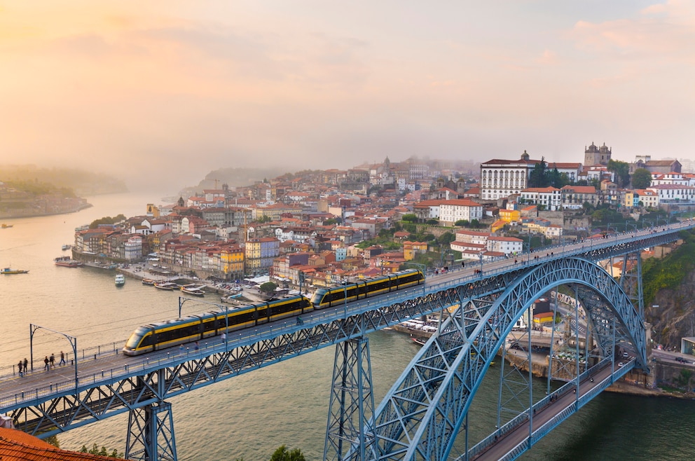 6. Ponte Dom Luís I – die Bogenbrücke spannt sich über dem Fluss Douro zwischen Porto und Vila Nova de Gaia