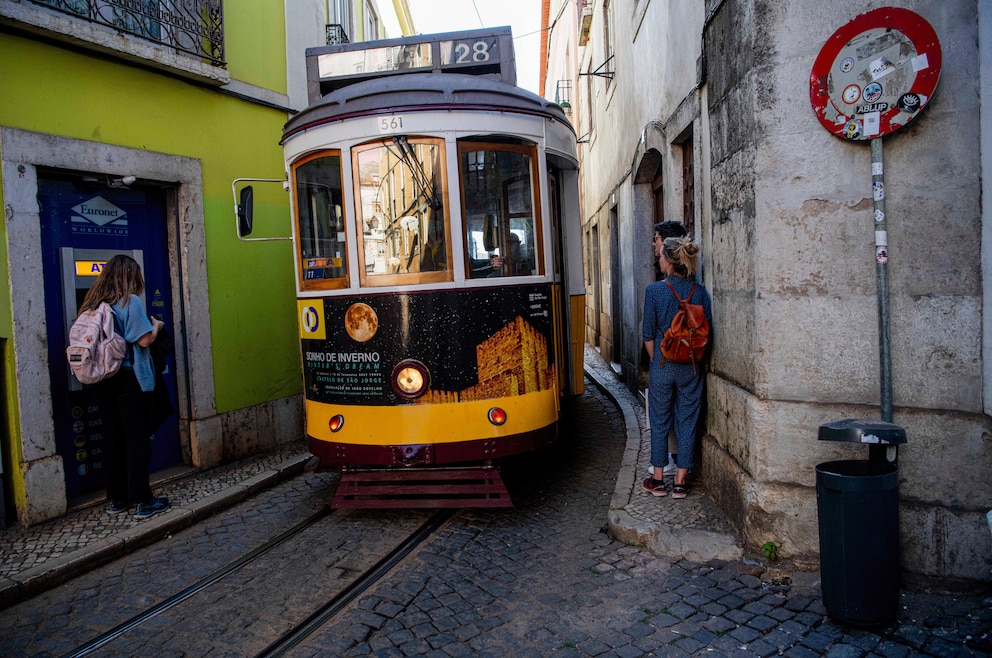 4. Mit der Tram 28 in Lissabon fahren