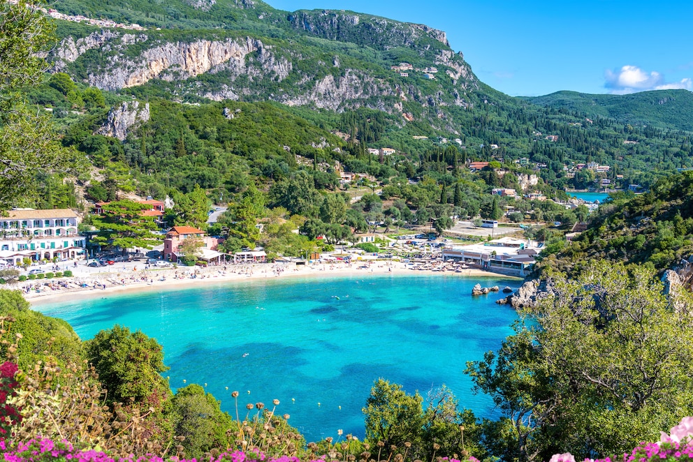 Blick auf die Ortschaft Palaiokastritsa auf der Insel Korfu