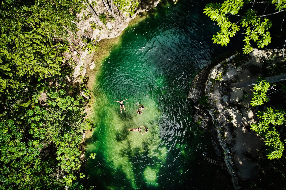 In Mexikos Bundesstaat Quintana Roo gibt es zahlreiche Cenoten. Das sind unterirdische Höhlen mit Wasser, entstanden durch den Einsturz einer Kalkgesteindecke.