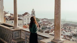 Frau genießt den Ausblick auf die Stadt