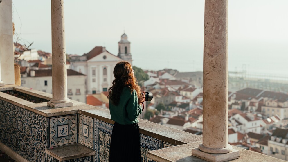 Frau genießt den Ausblick auf die Stadt